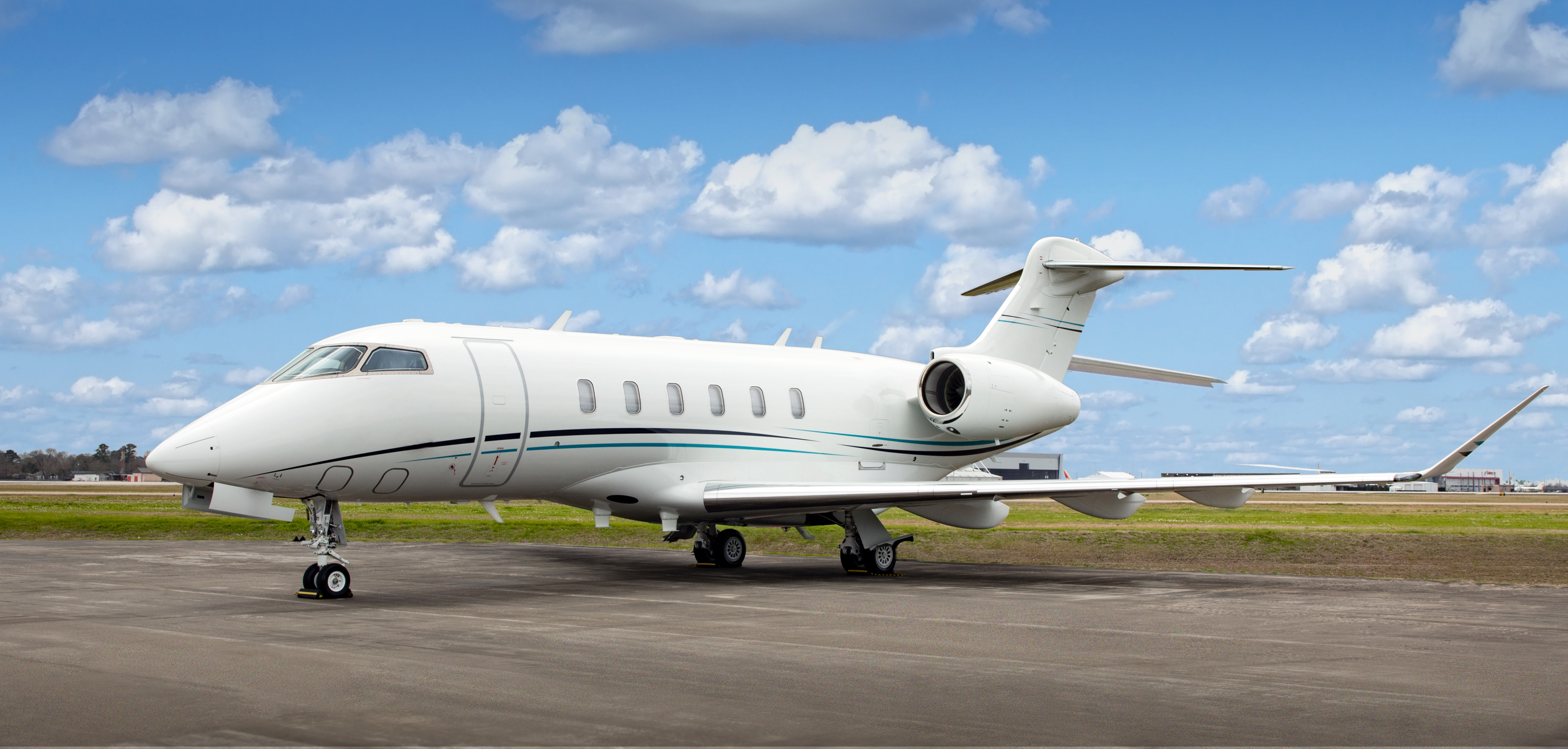 Challenger 350 on tarmac.